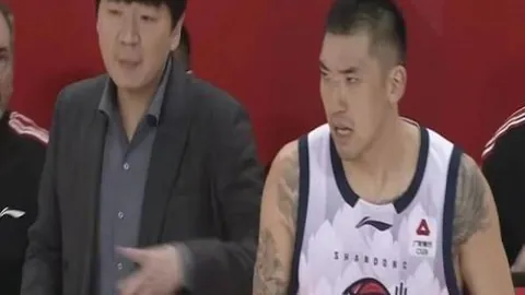 “足球史上十大神奇防守：防守巨匠的非凡策略，极致防守的艺术演绎”